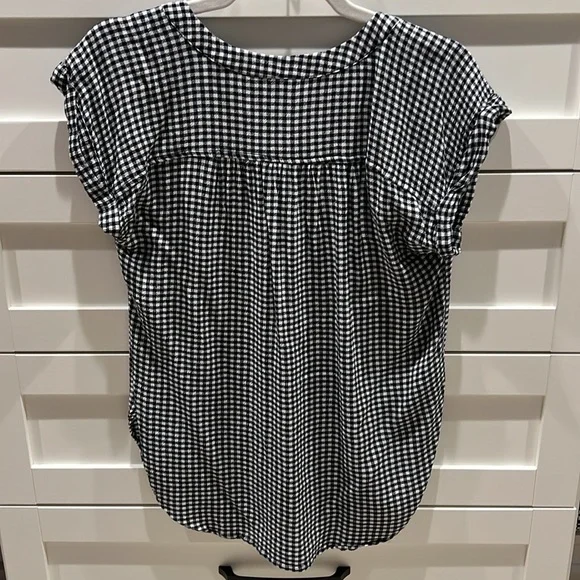 LOFT Size XS Button Down cap sleeve blouse. Barely worn - Picture 5 of 6